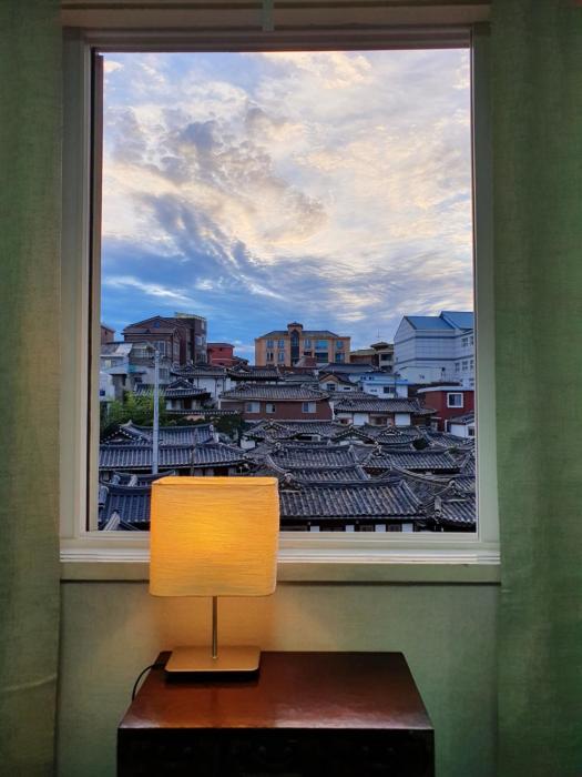 Rakidang Stay 樂異堂 한옥마을이 창가에 담기는 집