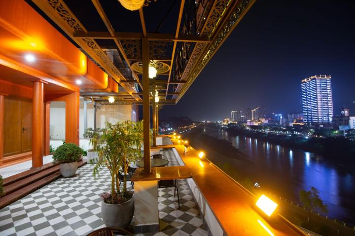 Khách sạn Việt Trung