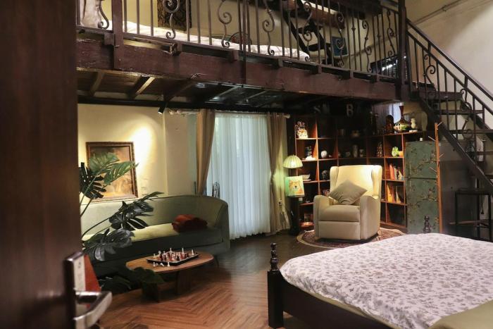 Heart of Quarter Antique Balcony Rice Market