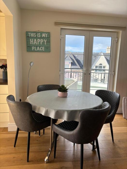 Portrush West Strand, Seaviews, 2 balconies sleeps 6