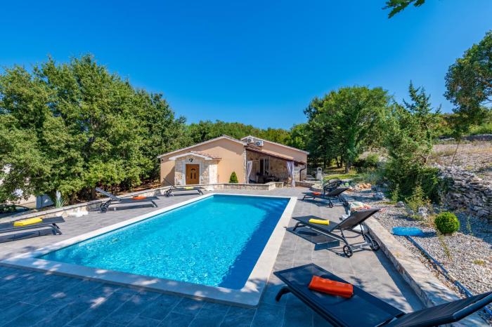 Villa Delore, a romantic villa with pool, close to the sea