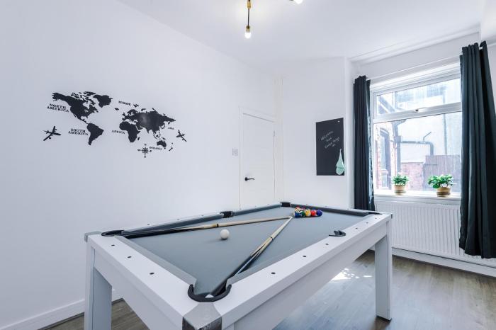 Incredible 4Bedroom Home In Salford, Game Room, Free Parking, Smart TV