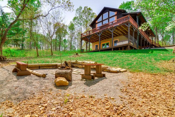 3 Mi to Marina: Cabin w Hot Tub in Byrdstown!