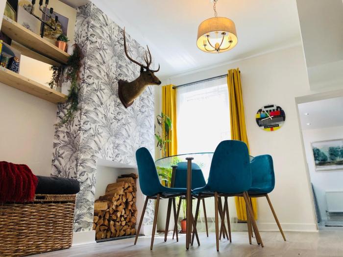 Sleeps 4 Belfast townhouse 20min walk from city