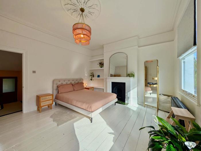 Chic Property With Backyard Near Emirates Stadium