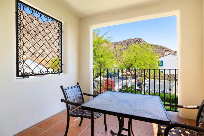 LV030 Private Upstairs Studio w Mountain Views