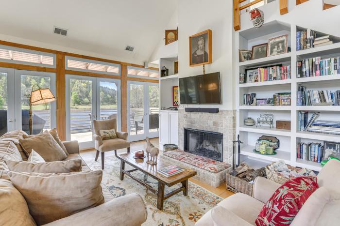 2 Docks and Paddleboard Lakefront Alabama Retreat!