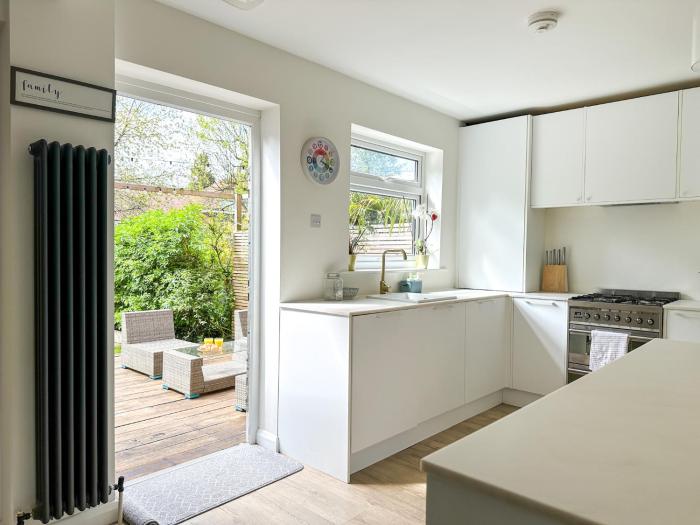 Modern 3 Bed Home - Pets Welcome - FREE Parking