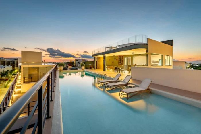 Luxury 2BD 2BA Ocean view 200m from beach