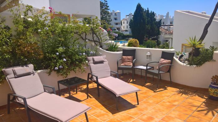 Iso parveke merenrannassa 102