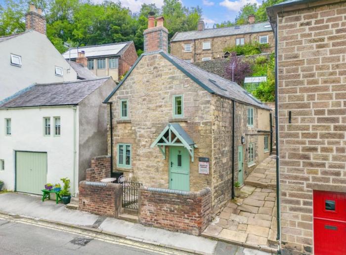 Cosy Cromford village cottage