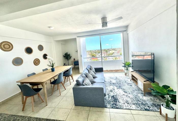 Modern, Downtown Apartment, 2BR, 2BTH, with pool