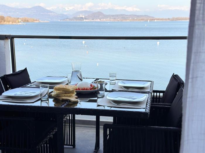 Aquavista Residence - Panoramic Lakefront Penthouses with Pool