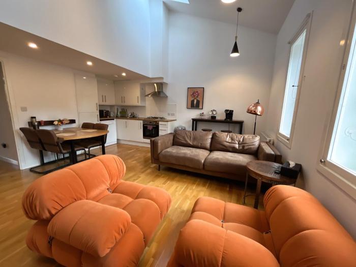 2 Bed 2 bath with Private Parking