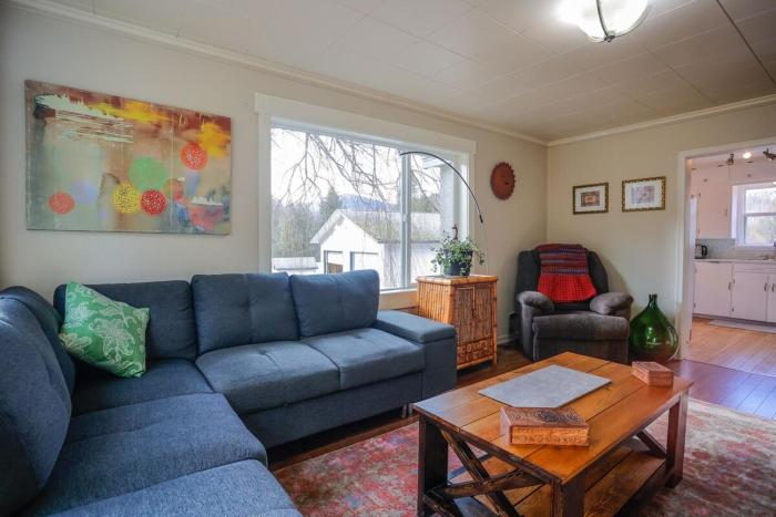 Dees Country home on 5 acres of views and nature