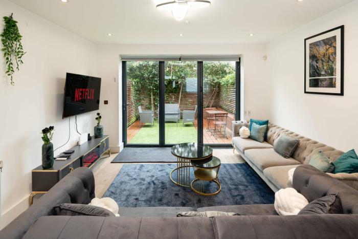 Gorgeous 3BR 2bath house in O2 Greenwich with parking