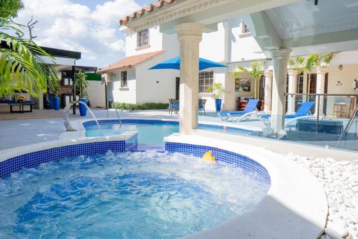 Villa La Dueña - Vista Hermosa Luxury Retreat, 5BR Villa with Pool, Swim-Up Bar, Jacuzzi, Chefs Kitchen, Fast Wi-Fi, Full AC, EV Charger and Solar Power, Ideal for Families & Groups