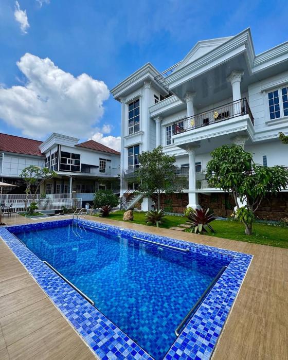 Villa putih 10 kamar