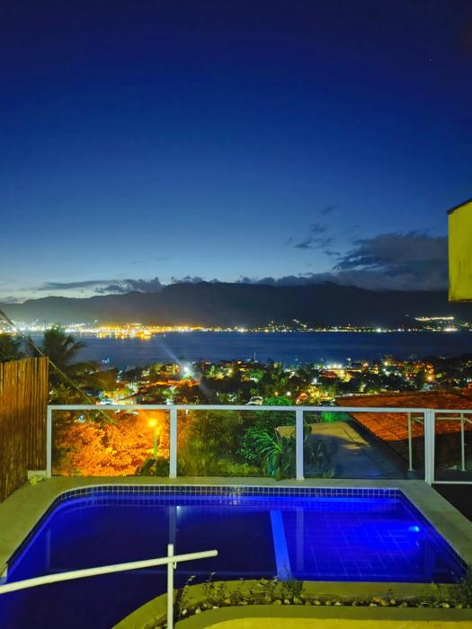 Casa com piscina vista mar 4 minutos da praia