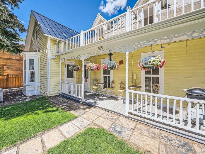 Charming Downtown Apartment in Victorian Home with Mountain Views
