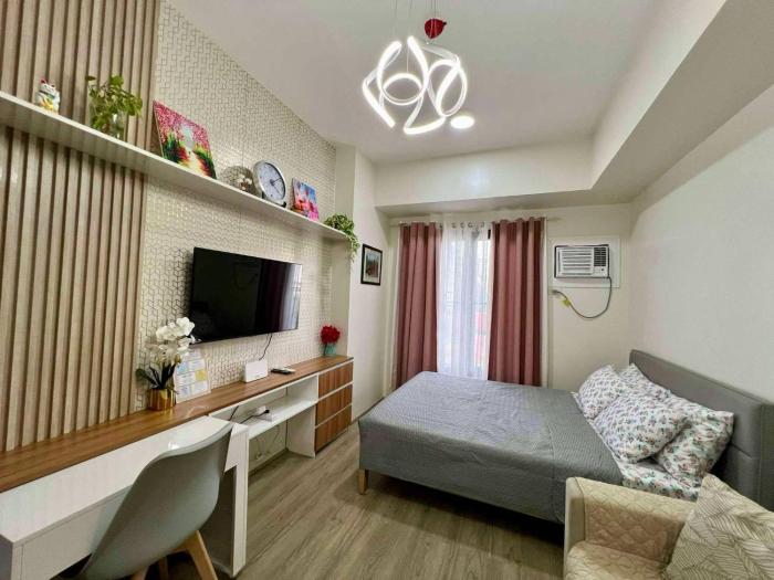 Cozy Couples Getaway - The Median