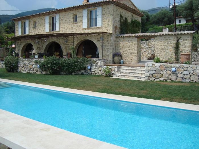 villa provençale en pierre avec vue sur la mer, piscine et jacuzzi