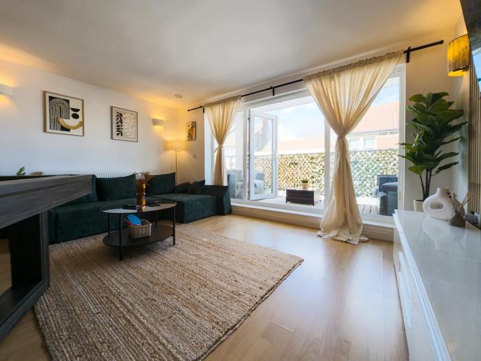 Central Apt En Suites with Pool table and Private Balcony