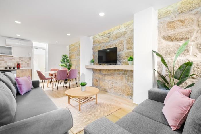 Sunny House with Patio, Walk to Attractions