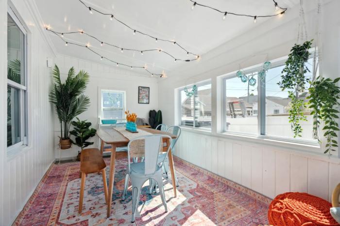 Lorraines Landing 2 Min to Beach Pet-Friendly