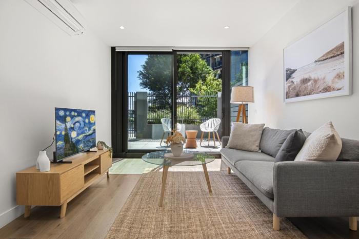 1BR Apartment Near CBD with Pool Access