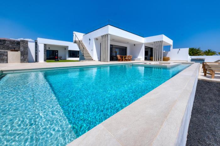 White House - Fire pit and Private pool By Lanzarote Vacation Homes