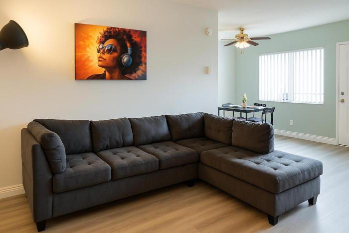 Redondo Huge 1Bedroom,3 Queens, close to Beach Sleeps 7