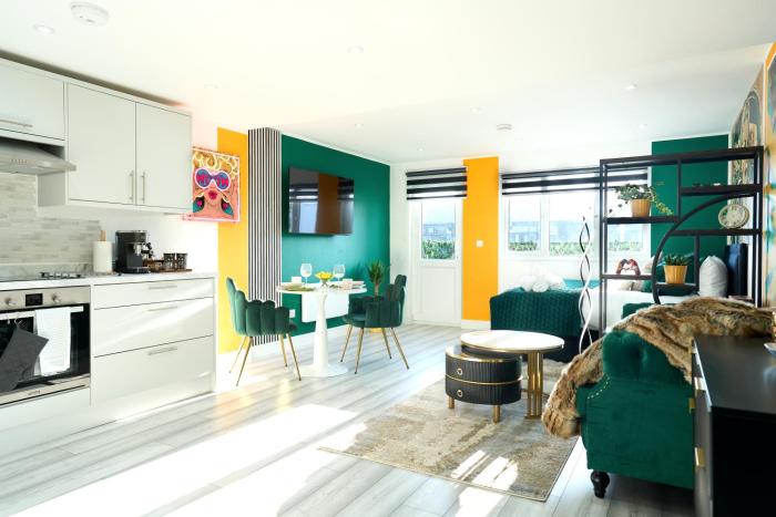 PopArt Studio City Centre Sauna Balcony Wi-fi Parking Long Stays-Contractors Welcome