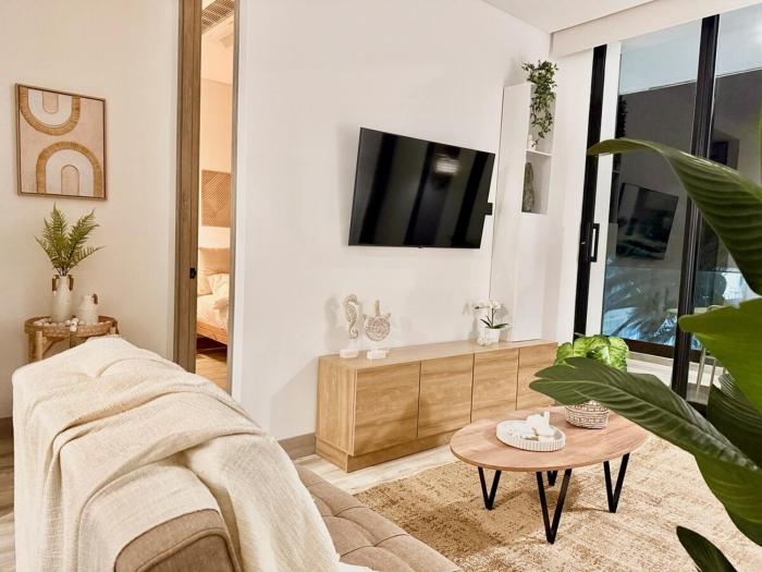 Lujoso apartamento con balcón y vista al mar