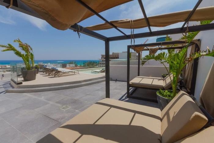 The Boat 2 blocks from the sea and 5th Ave 200 MB