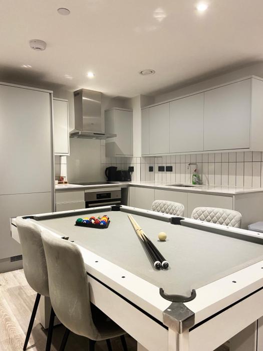 Central Birmingham Luxury 2 Bedroom Apartment with Fast WiFi and Games Table