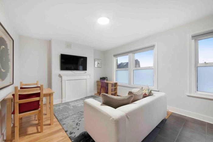 Davisville Road 2nd Floo Flat Sleeps 4