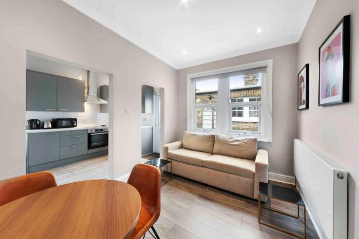 Newly Renovated 3BR Apartment near Notting Hill & Westfield W12 Sleeps 6