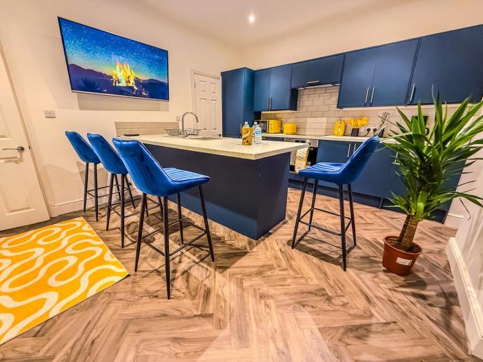 Central 4 BR Luxury Home By AltoLuxoExperience Short Lets & Serviced Accommodation With Free Wifi & Parking