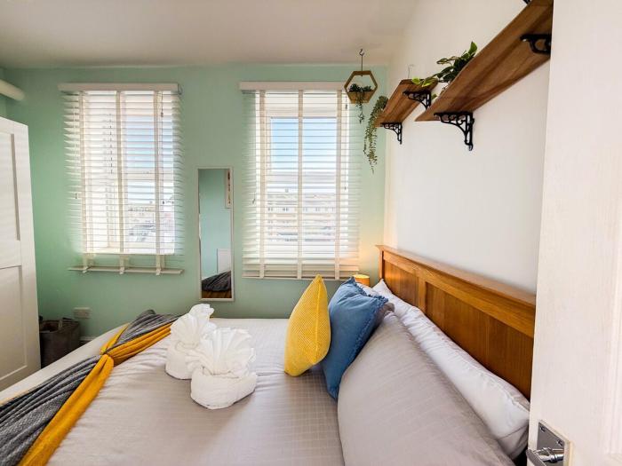 Stylish Central 1 BR By AltoLuxoExperience Short Lets & Serviced Accommodation With Free Wifi & Parking