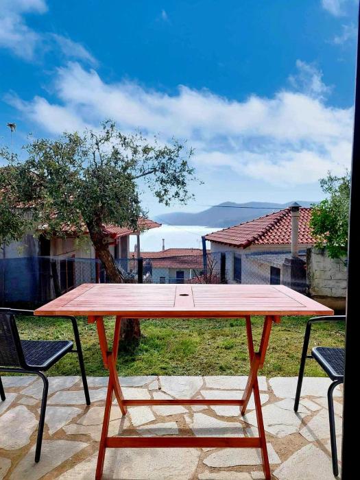 Doras House comfortable apartment with a yard and view