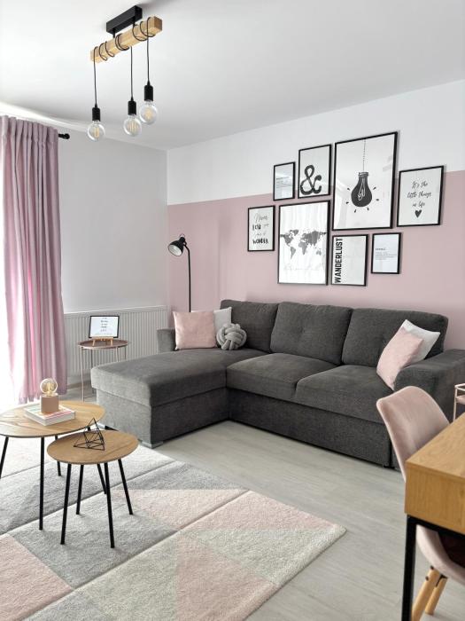 Wanderlust Home Pink, Rasnov Apt for 4, Wifi and Free Parking