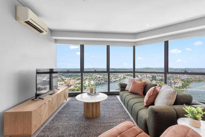 Stunning Sky Home with Endless Views, Pool & Parking