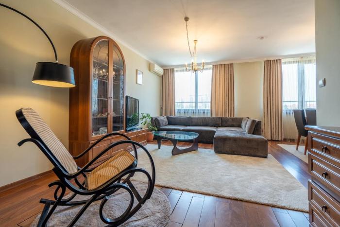 Elegant Aristocratic 2 BDRM Flat, TOP Location