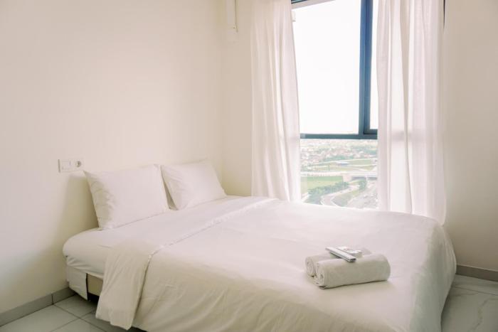 Minimalist and Nice Studio at Sky House Alam Sutera Apartment By Travelio