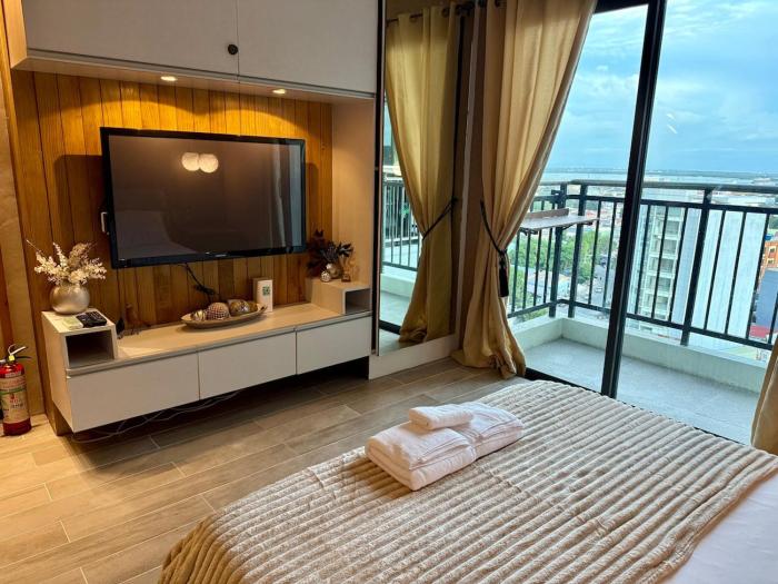 Studio Unit with Netflix