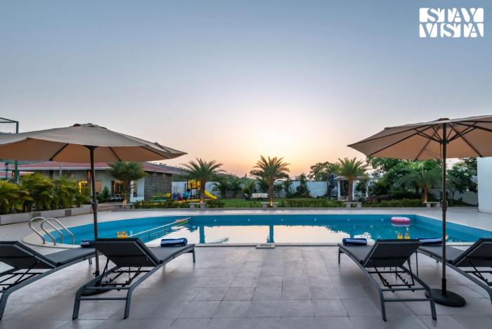 The Grand Ten by StayVista - 10BHK Pet-Friendly Cottage with Projector