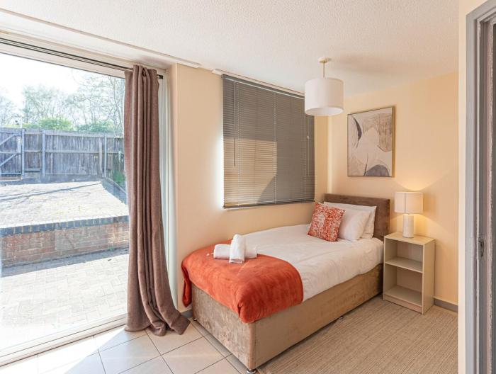 4 Bed Home Near New Cross Hospital-Contractors, Relocation, Families