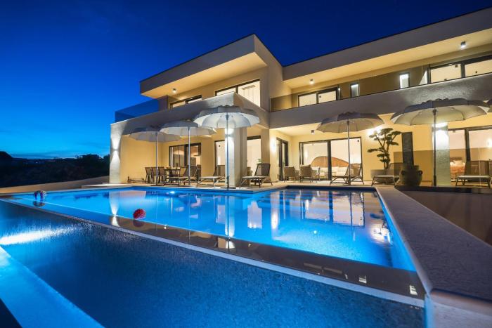 Luxury Villa Nuova with heated pool