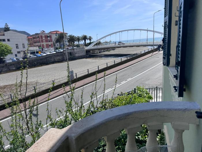 Popii al mare Appartamento in villa storica fronte mare con wifi e aria condizionata, arredamenti di pregio e giardino parcheggio a pagamento su richiesta